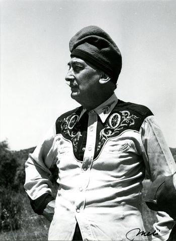 Salvador Dalí, con la barretina catalana